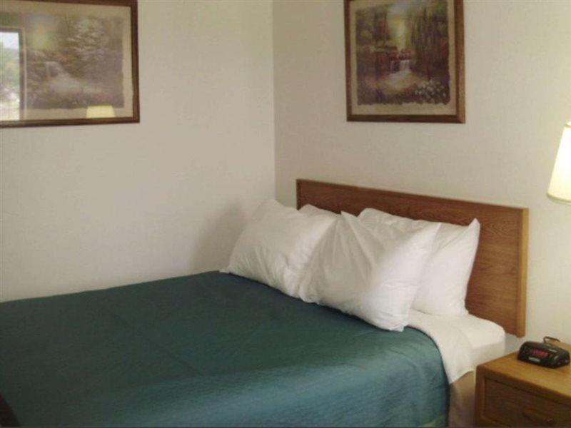 Quality Inn & Suites Warren Esterno foto