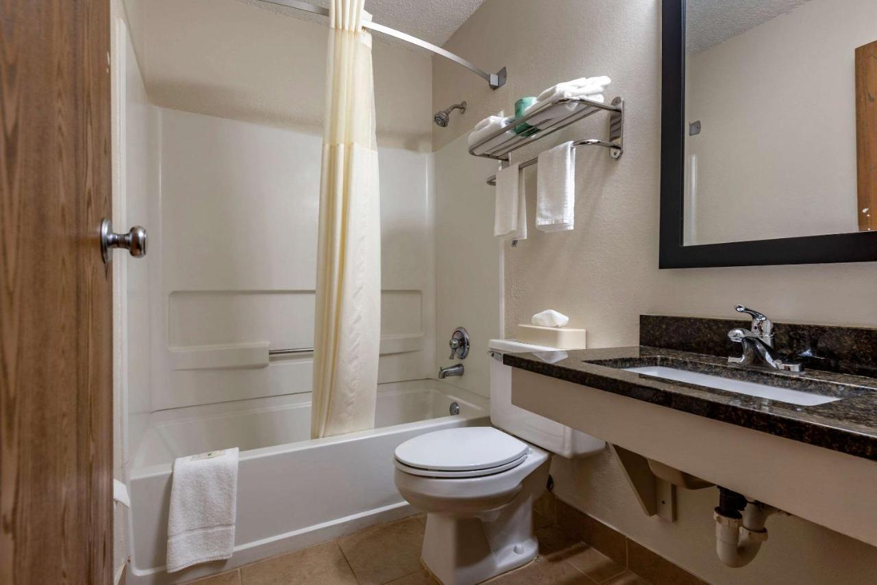Quality Inn & Suites Warren Esterno foto