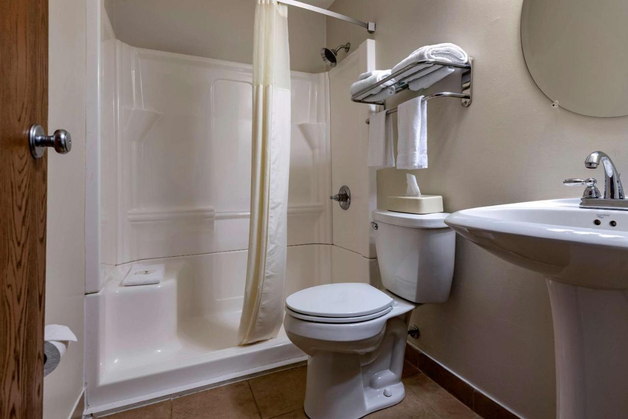 Quality Inn & Suites Warren Esterno foto
