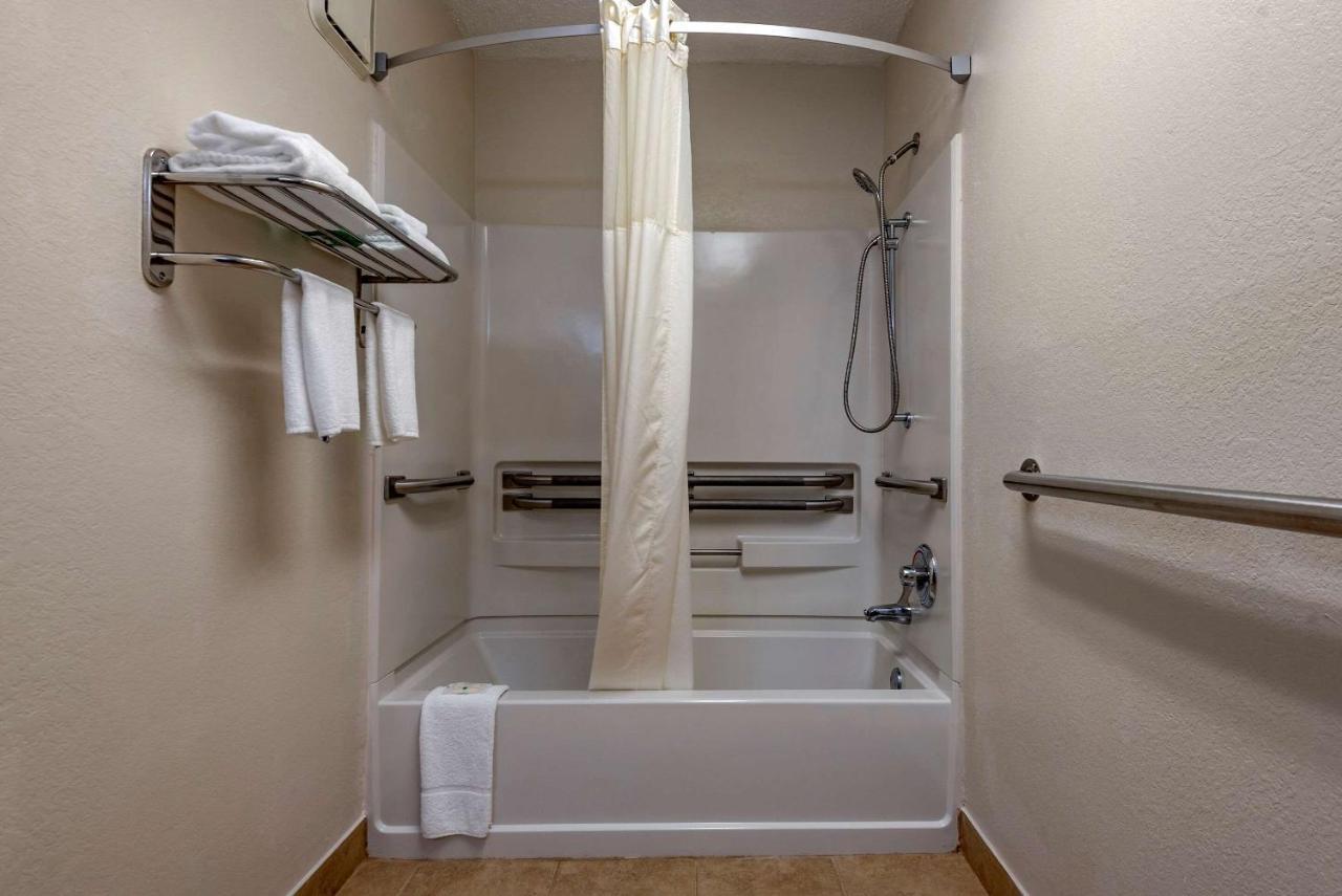 Quality Inn & Suites Warren Esterno foto