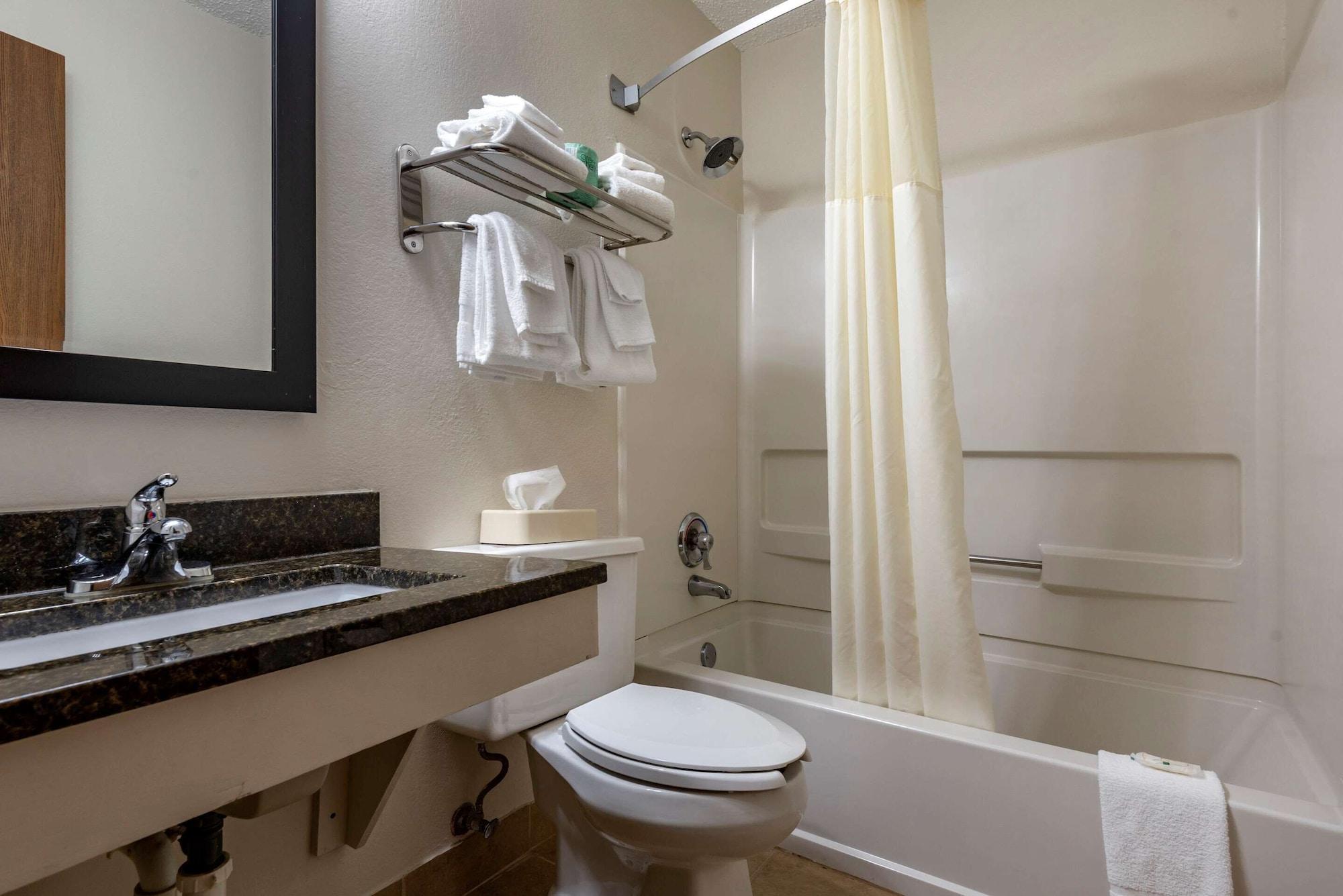 Quality Inn & Suites Warren Esterno foto